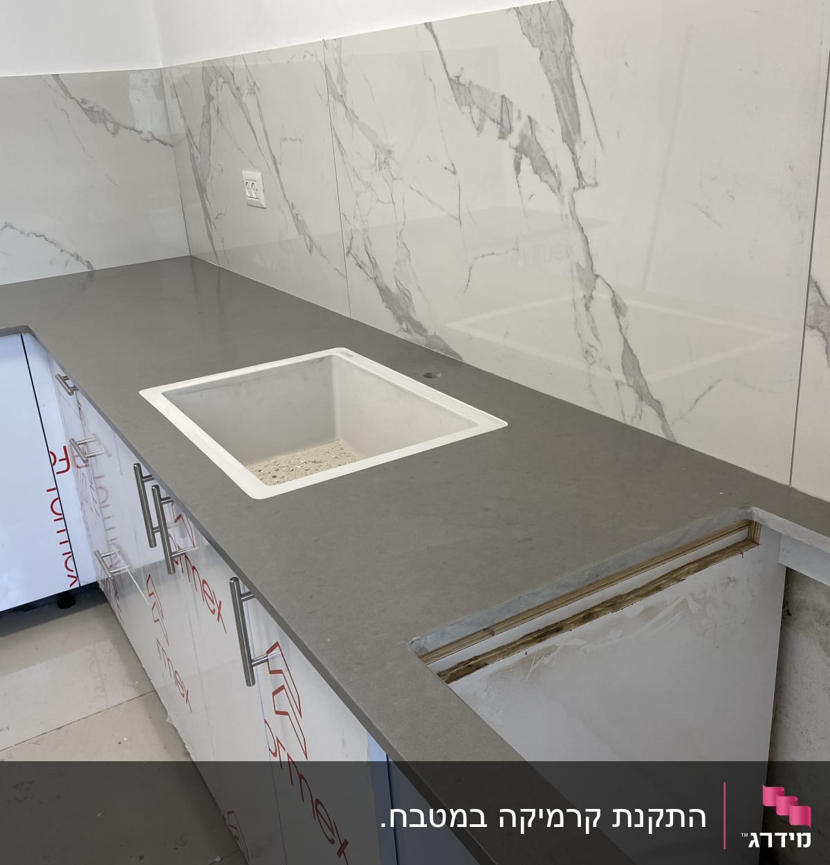 שיש מותקן במטבח עם כיור חדש